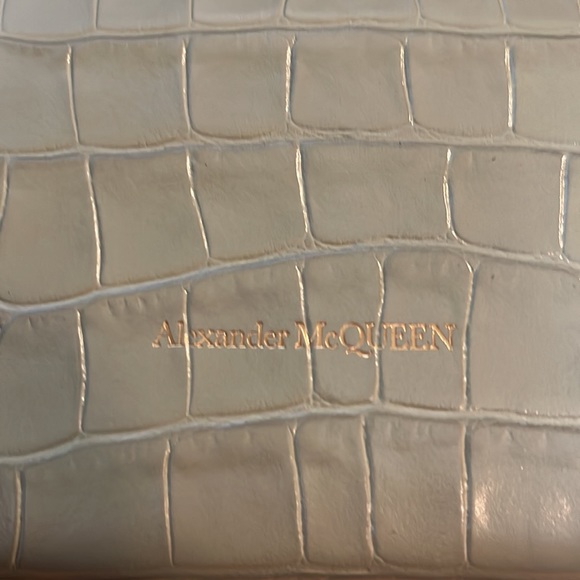 COPY - Alexander McQueen croc style wallet in green. - Picture 6 of 9